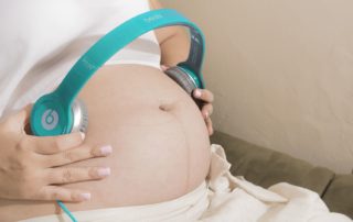 Estimular el oído del bebé durante el embarazo con música