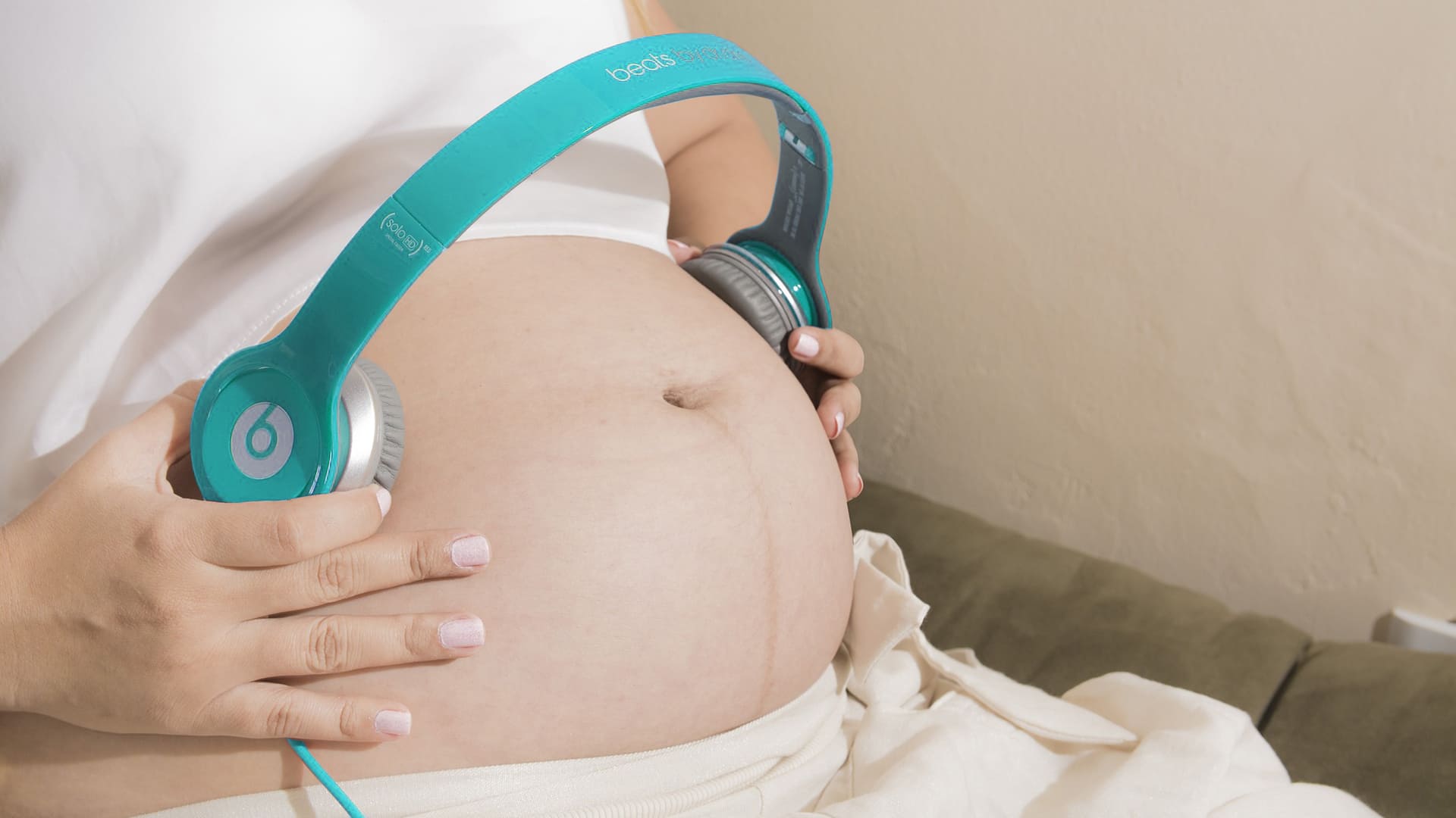 Estimular el oído del bebé durante el embarazo con música