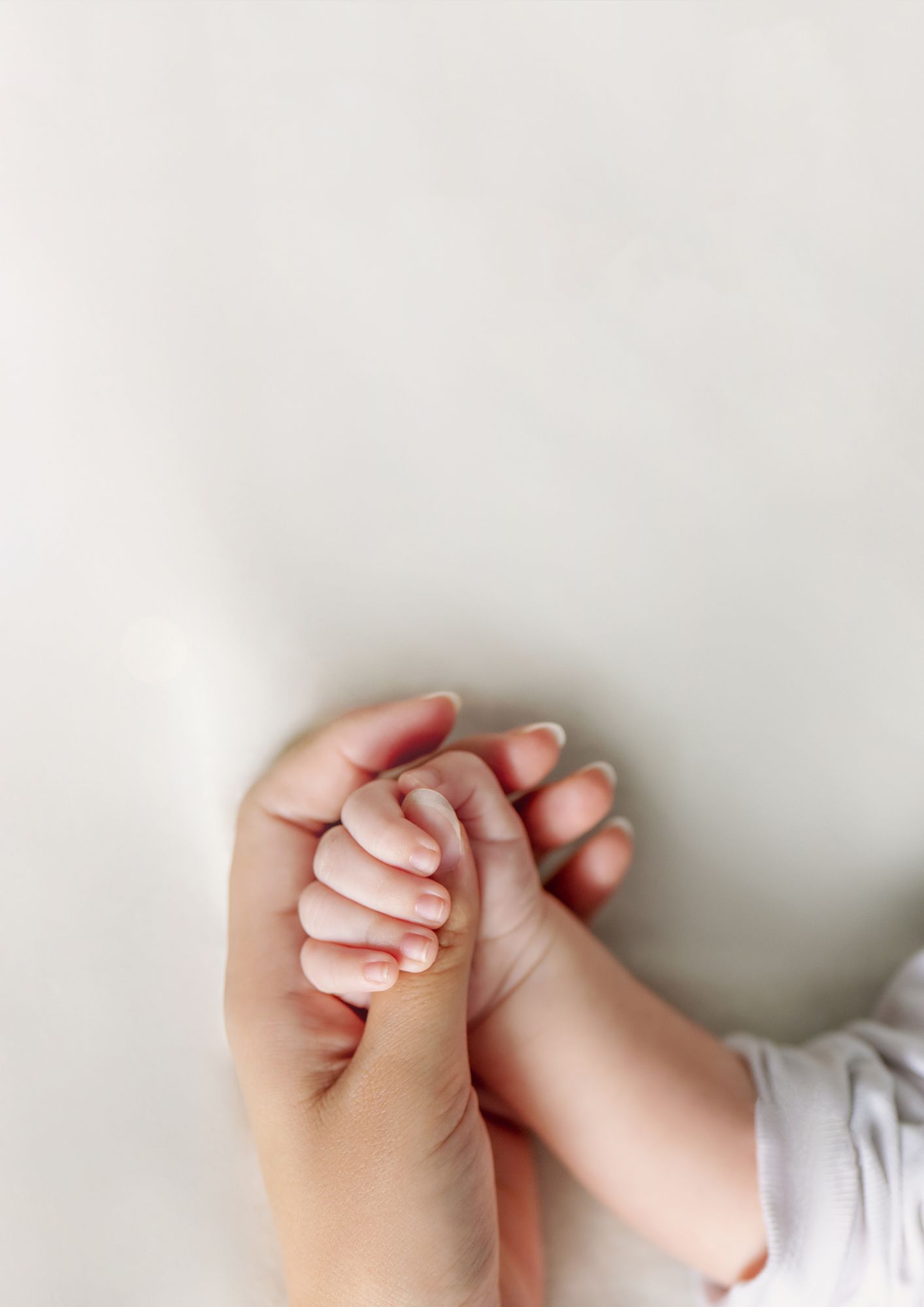 Hand eines Neugeborenen in der Hand seiner Mutter — Memima, App der Methode ETFES© für Babys und Kinder von 0 bis 6 Jahren